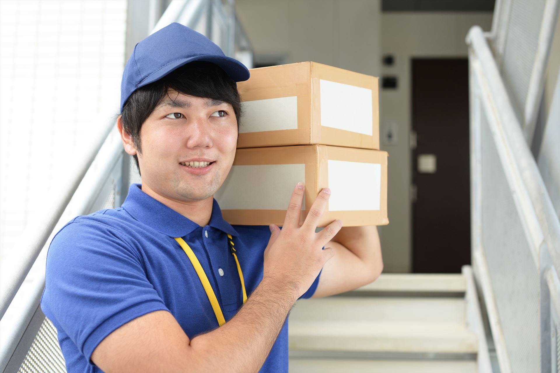 小包を運ぶスタッフ